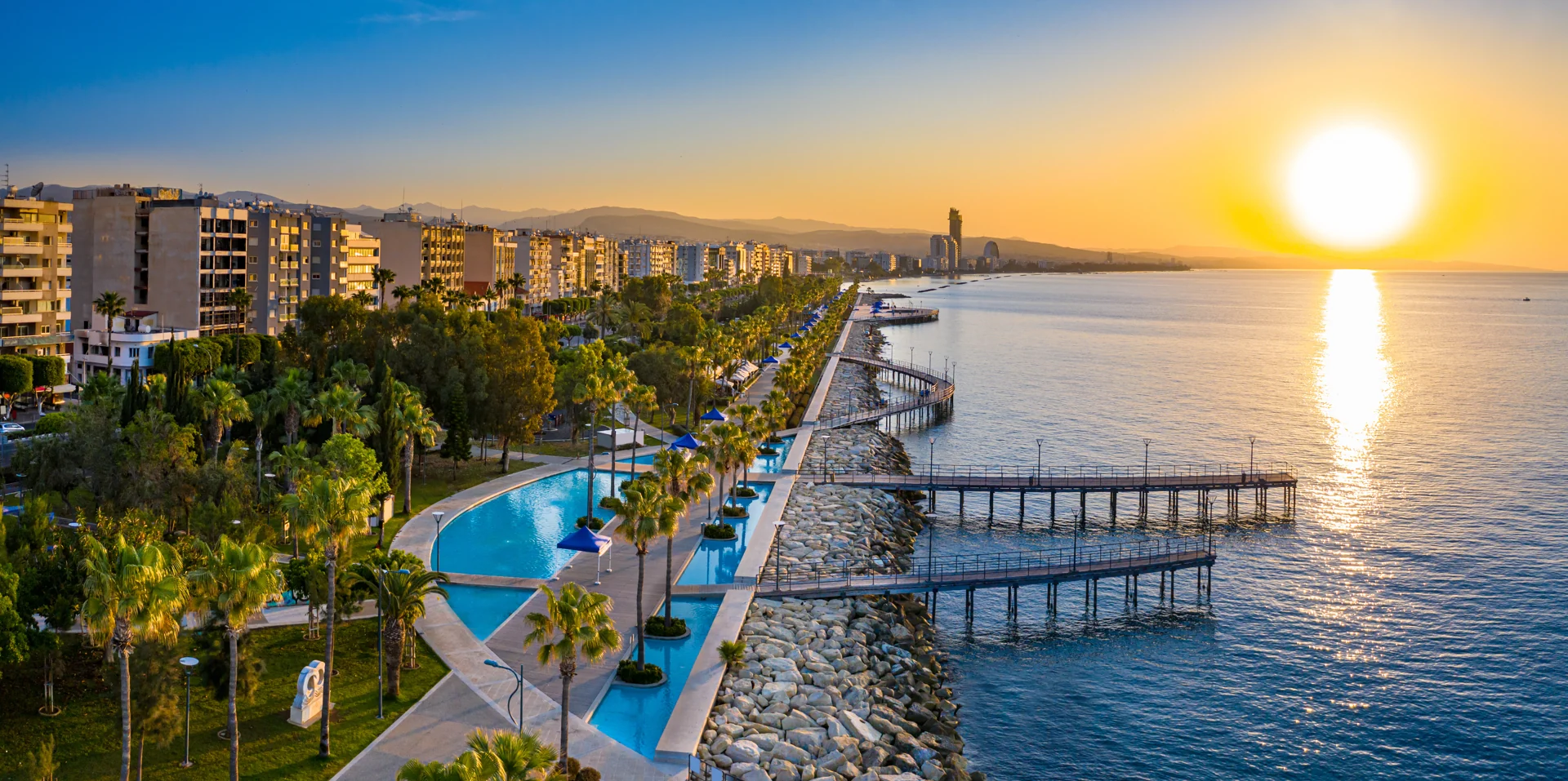 Nabrzeże Limassol o zachodzie słońca