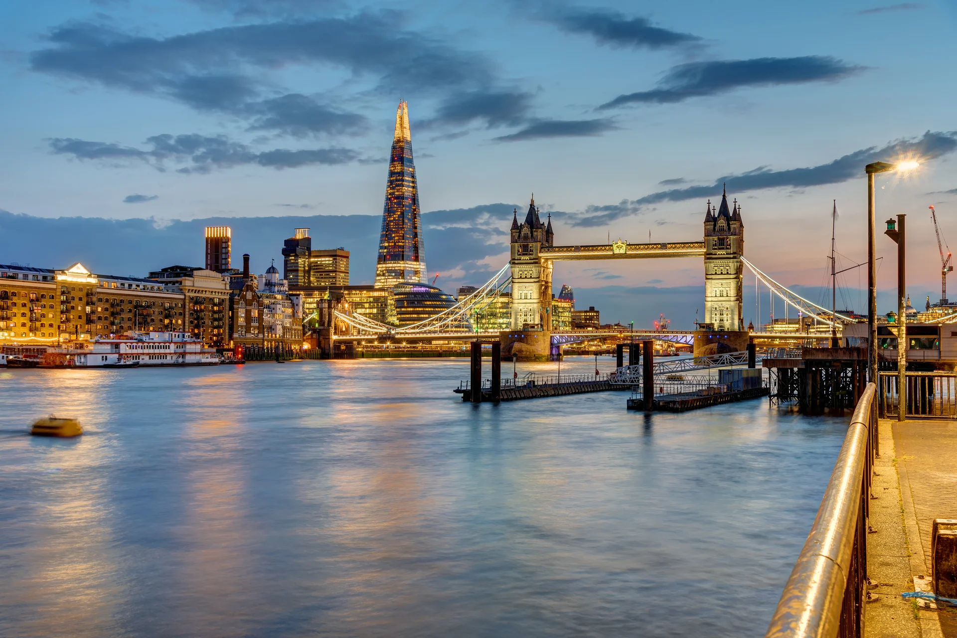 Tower Bridge i Tamiza w Londynie po zachodzie słońca