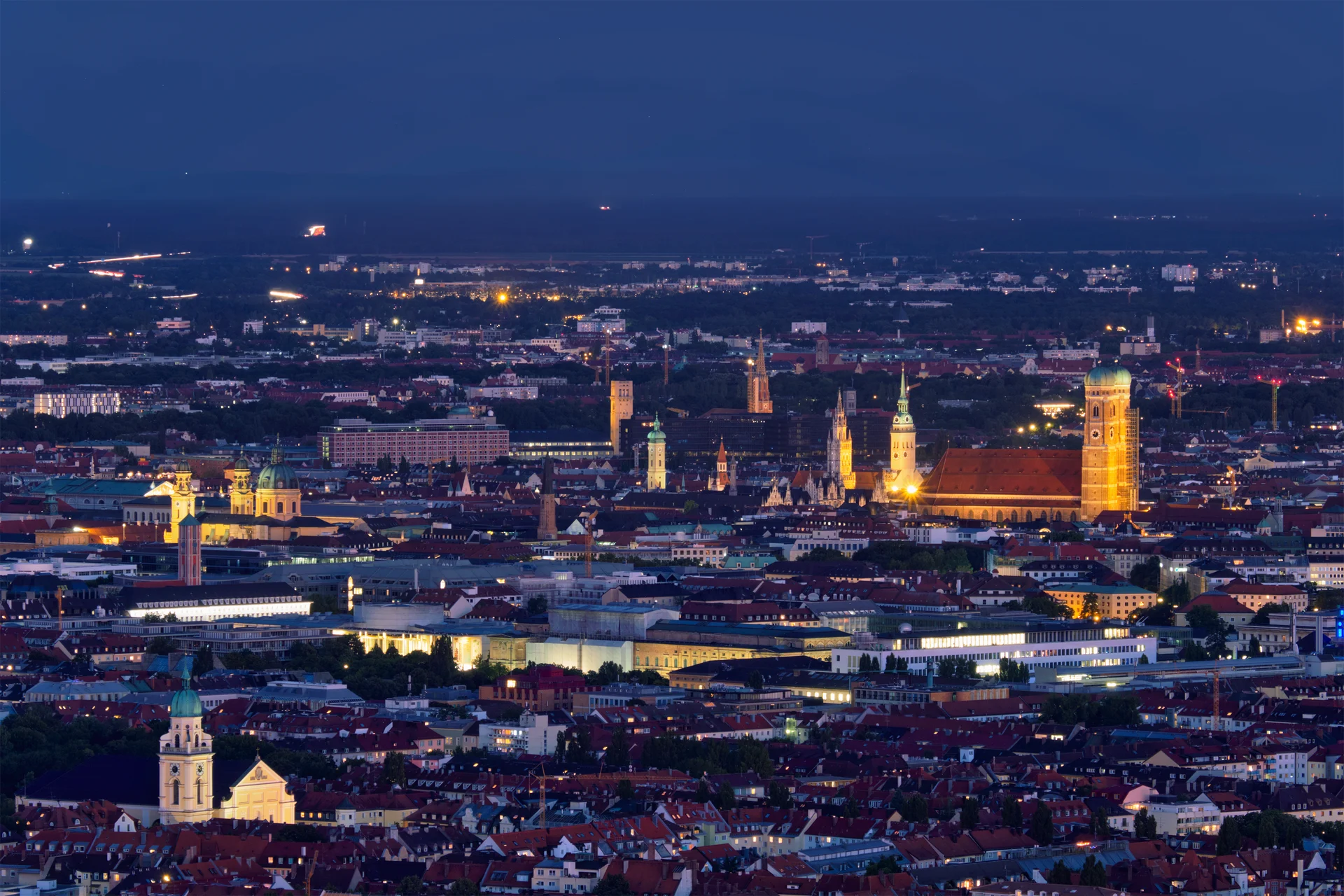 Nocna panorama Monachium z lotu ptaka