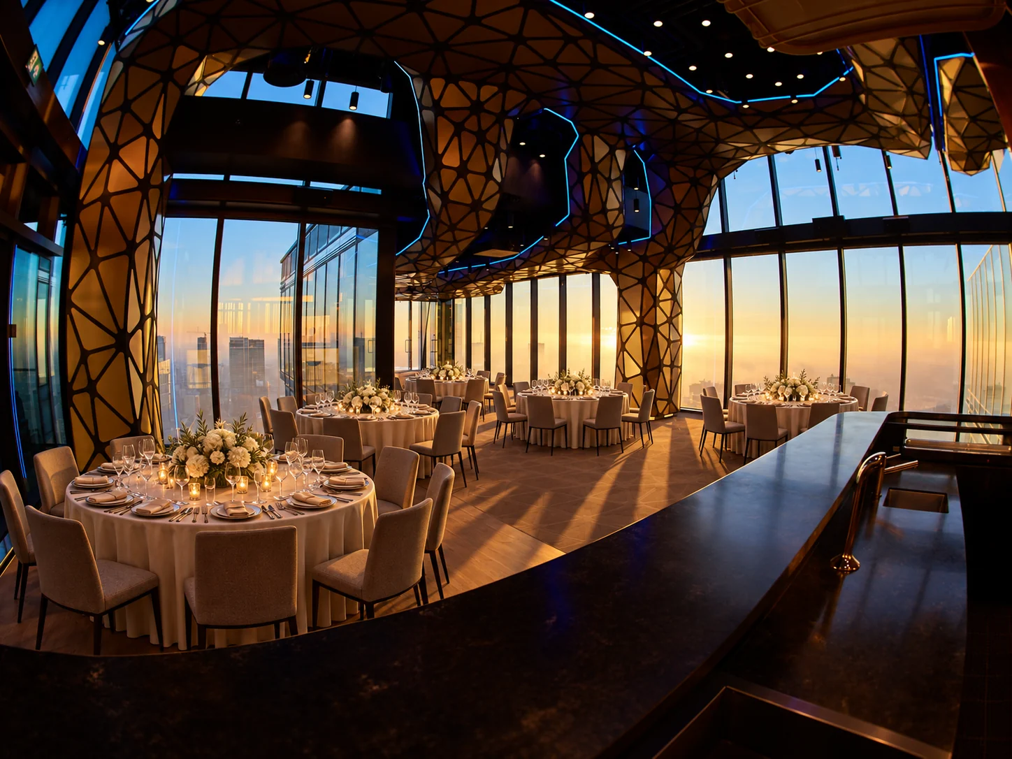 Elegancko nakryte stoły w Skyfall Warsaw z panoramą miasta o zachodzie słońca